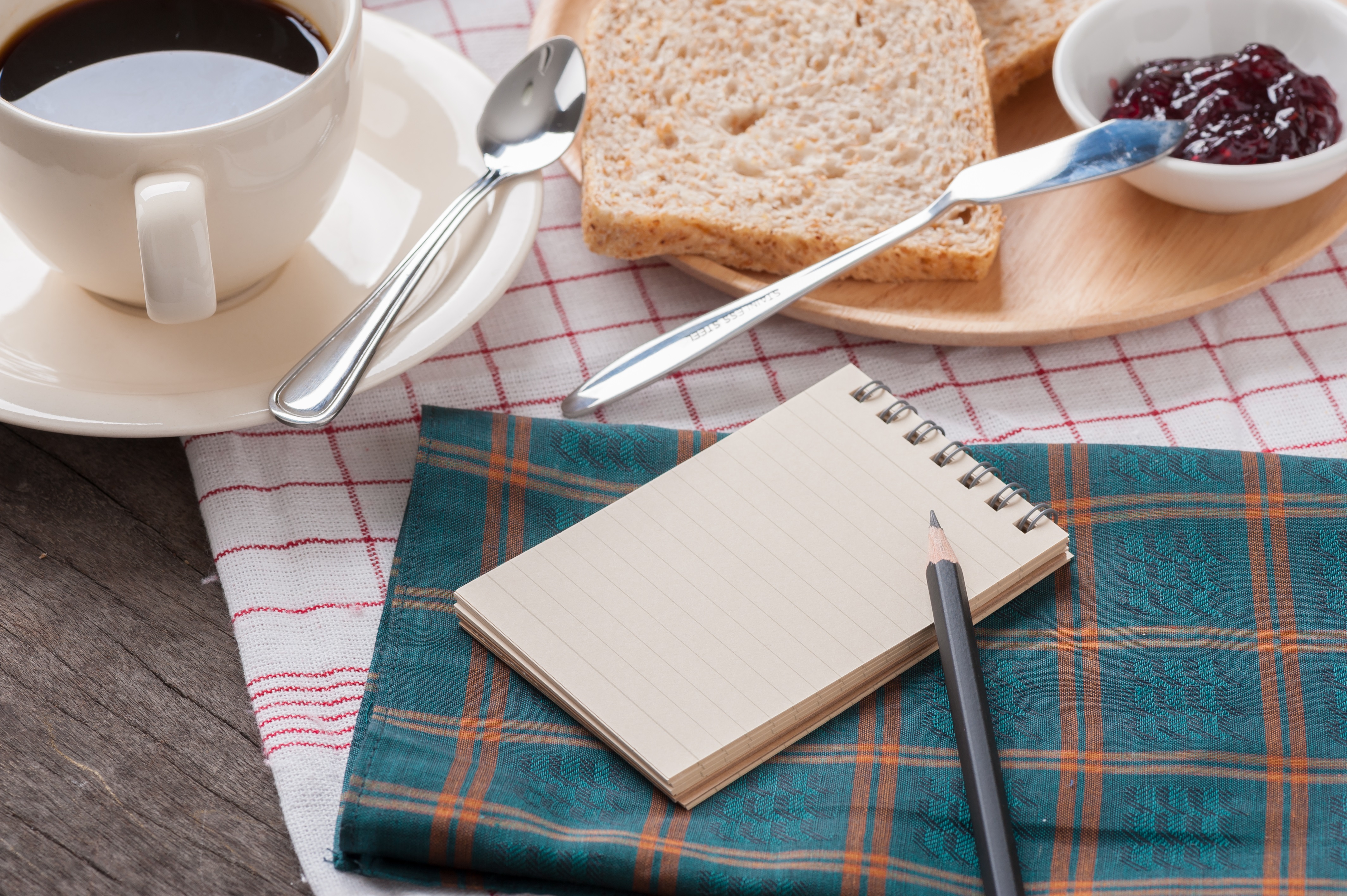 stookbrood met schrift op een tafel